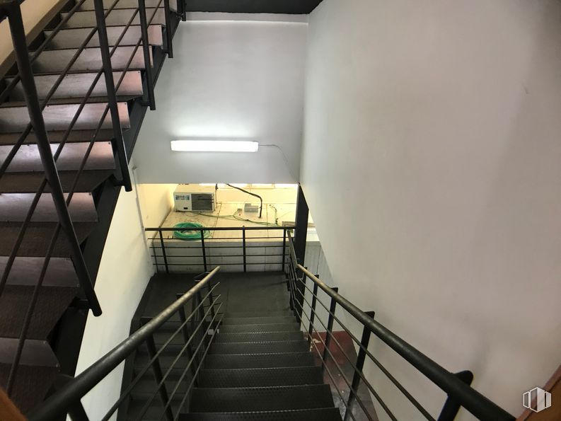 Nave en venta en Camino Ancho, 21, Daganzo de Arriba, Madrid, 28814 con alumbrado, escaleras, edificio, simetría, silla, pasamano, techo, habitación, vidrio y iluminación diurna alrededor