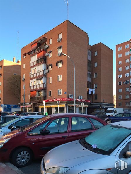 Retail for rent at Calle Zamora, 14, Fuenlabrada, Madrid, 28941 with car, wheel, tire, building, automotive parking light, land vehicle, vehicle, sky, window and motor vehicle around