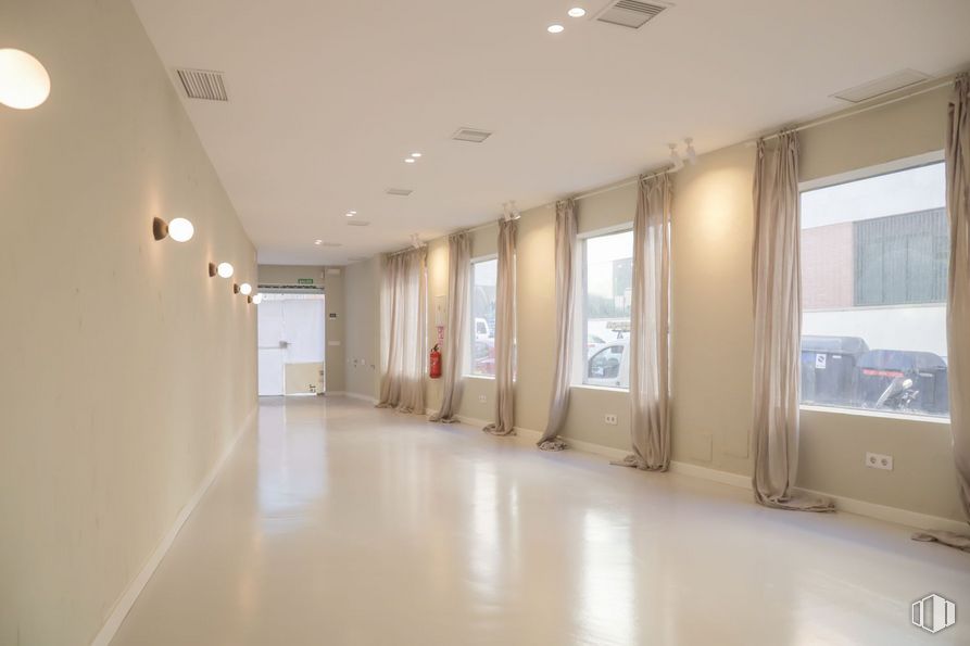 Retail for rent at Calle Pericles, La Latina, Madrid, 28011 with light fixture, building, fixture, window, hall, wood, interior design, flooring, house and floor around