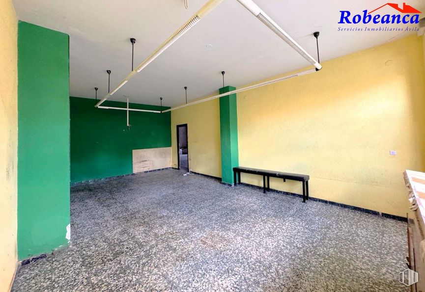 Local en alquiler en Zona Toledana, Ávila, 05002 con mesa de trabajo, hall, interiorismo, suelo, suelos, madera, edificio, inmobiliario, techo y sombra alrededor