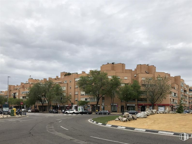 Retail for rent at Arroyo de la Vega, Alcobendas, Madrid, 28108 with building, cloud, sky, road surface, car, street light, asphalt, thoroughfare, urban design and tree around