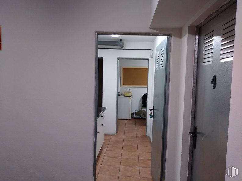 Local en venta en Calle San Pedro, 67, Coslada, Madrid, 28820 con puerta, edificio, accesorio, madera, piso, suelo, puerta de casa, asa, ventana y madera alrededor