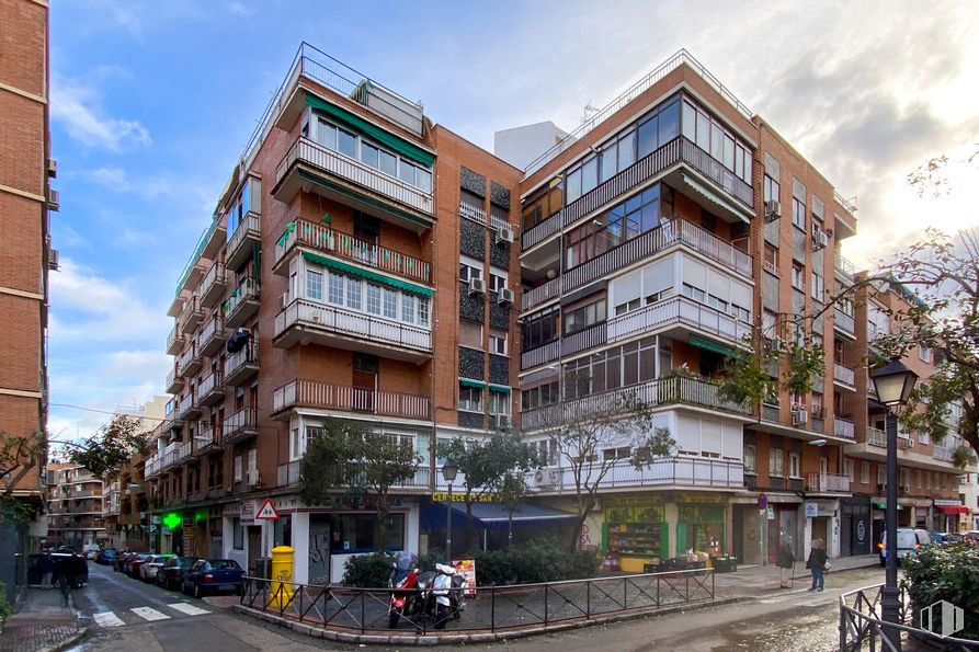 Local en alquiler y venta en Calle Ros de Olano, 7, Chamartín, Madrid, 28002 con edificio, nube, cielo, planta, rueda, día, propiedad, infraestructura, neumático y ventana alrededor