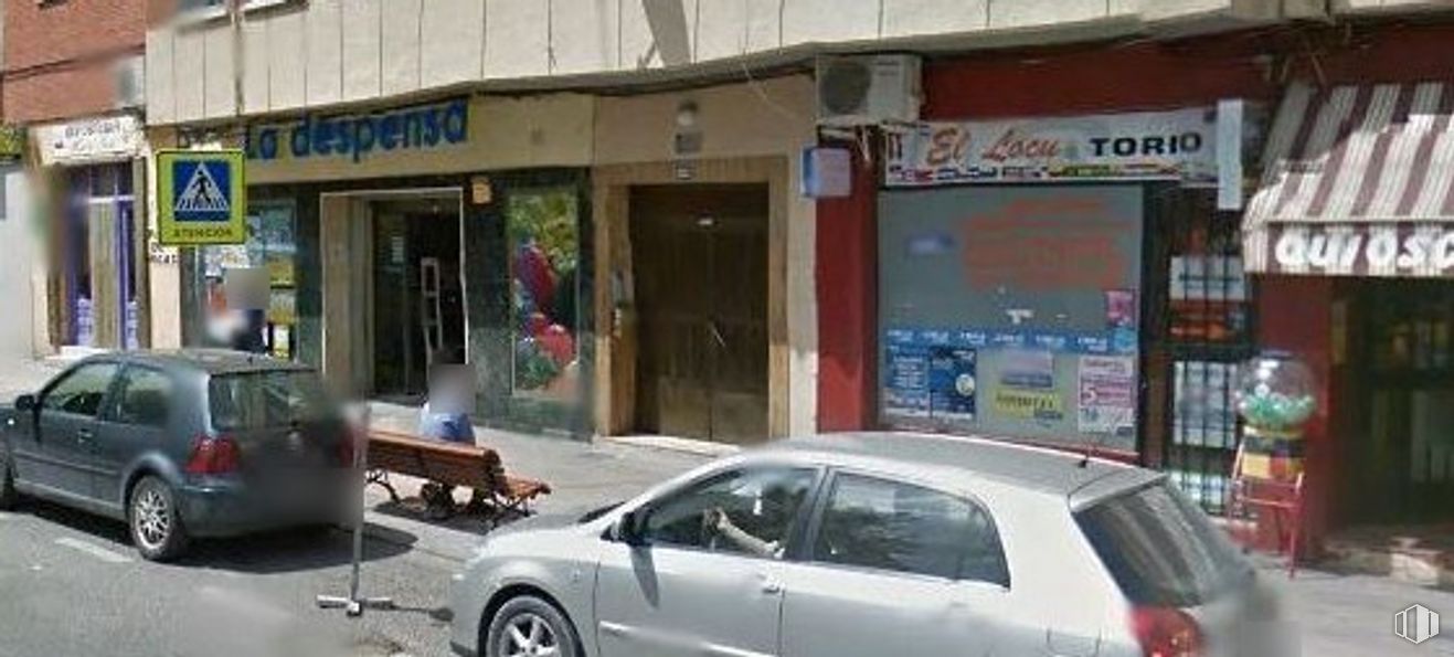 Retail for rent at Avenida de los Reyes Católicos, Cuenca, 16003 with car, wheel, building, automotive parking light, land vehicle, vehicle, property, tire, window and motor vehicle around