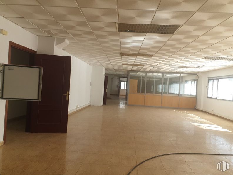 Oficina en alquiler y venta en Polígono Industrial Arenas, Pinto, Madrid, 28320 con ventana, puerta, edificio, pasillo, casa de campo, piso, suelo, madera, techo y madera alrededor