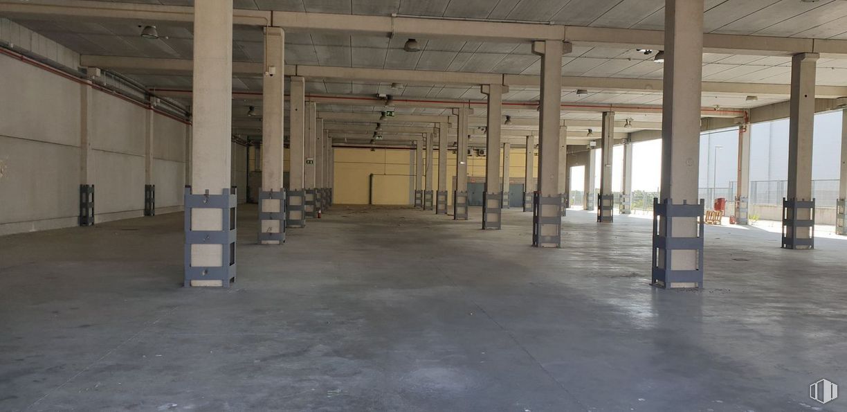 Industrial for sale at Paseo Tren Talgo, Las Rozas de Madrid, Madrid, 28290 with floor, flooring, fixture, hall, gas, composite material, ceiling, building material, machine and concrete around