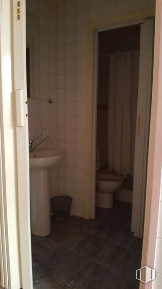 Retail for sale & for rent at Calle Trinidad, Talavera de la Reina, Toledo, 45600 with sink, toilet, brown, plumbing fixture, property, bathroom sink, building, tap, bathroom and fixture around