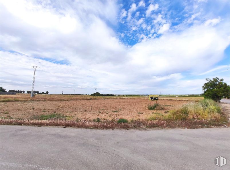 Land for sale at Calle Dr. Federico Sepúlveda, Quintanar de la Orden, Toledo, 45800 with cloud, sky, plant, ecoregion, natural landscape, asphalt, road surface, land lot, grass and line around