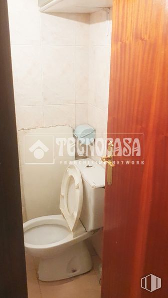 Retail for sale at Calle Presa, San Fernando de Henares, Madrid, 28830 with toilet, brown, property, plumbing fixture, bathroom, toilet seat, fixture, purple, interior design and wood around