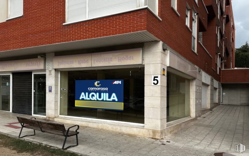 Retail for rent at Calle Agustín Rodríguez Sahagún, 5, Ávila, 05003 with bench, composite material, advertising, commercial building, logo, sign, graphics, headquarters, company and corporate headquarters around