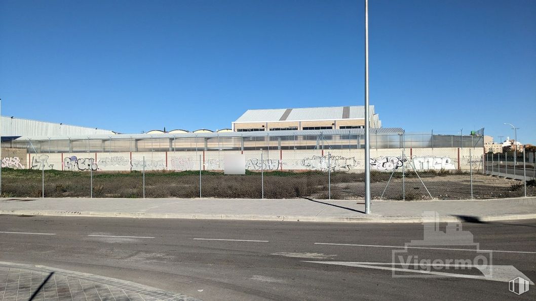 Suelo en venta en Calle Polo Sur, 21, Torrejón de Ardoz, Madrid, 28850 con edificio, cielo, asfalto, superficie de la carretera, luz de la calle, valla, zona residencial, diseño urbano, ciudad y carretera alrededor