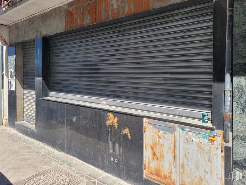 Local en venta en Calle San Basilio, Usera, Madrid, 28026 con madera, asfalto, superficie de la carretera, ladrillo, material compuesto, gas, fachada, sombra, material de construcción y albañilería alrededor