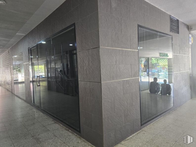 Local en alquiler en Carretera Loeches, Arganda del Rey, Madrid, 28500 con accesorio, material compuesto, fachada, ciudad, vidrio, material de construcción, hormigón, edificio comercial, aluminio y puerta del vehículo alrededor