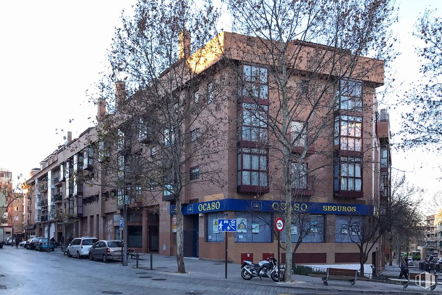 Local en alquiler en Paseo Castilla, 11, Alcorcón, Madrid, 28921 con edificio, cielo, rueda, ventana, neumático, árbol, planta, coche, casa y diseño urbano alrededor