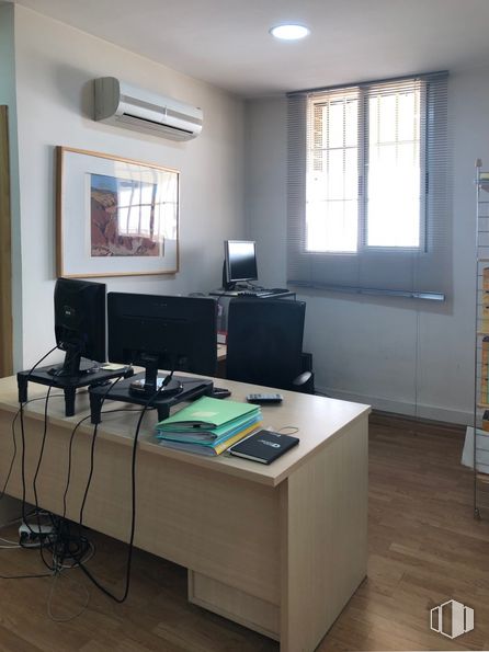 Oficina en venta en Zoco La Poveda, Calle Portal de Belén, 35, Arganda del Rey, Madrid, 28500 con persiana de la ventana, marco, mesa, ventana, ordenador, escritorio de ordenador, escritorio, pavimento, piso y madera alrededor