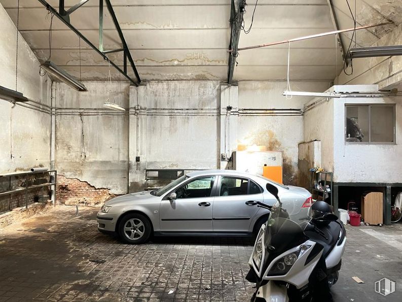 Industrial for rent at Calle Sierra de Los Filabres, Puente de Vallecas, Madrid, 28038 with motorcycle, wheel, car, window, tire, vehicle, land vehicle, automotive tire, hood and automotive lighting around