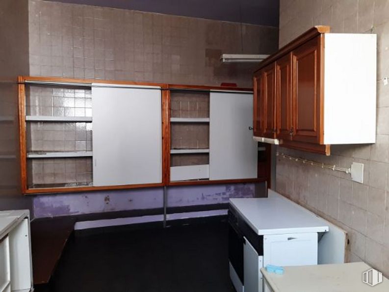 Retail for sale at Calle Iglesia, 17, Navaluenga, Ávila, 05100 with cabinetry, furniture, property, building, fixture, wood, interior design, flooring, floor and cupboard around