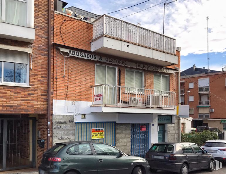 Retail for rent at Avenida Doctor Toledo, 18, Las Rozas de Madrid, Madrid, 28230 with car, window, building, tire, wheel, automotive parking light, land vehicle, vehicle, property and cloud around