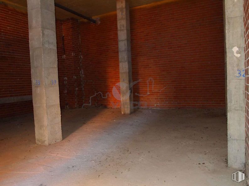 Retail for rent at Calle José Ortega y Gasset, Cuenca, 16004 with wood, road surface, brickwork, orange, brick, floor, flooring, building material, gas and tints and shades around