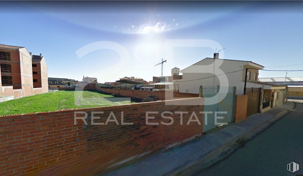 Land for sale at Calle Hurtada, Torrijos, Toledo, 45500 with building, sky, street light, asphalt, lighting, road surface, window, cloud, neighbourhood and urban design around