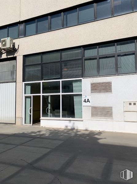 Oficina en alquiler y venta en Avenida Pirineos, San Sebastián de los Reyes, Madrid, 28703 con ventana, edificio, accesorio, rectángulo, material compuesto, fachada, tintes y matices, edificio comercial, ciudad y simetría alrededor