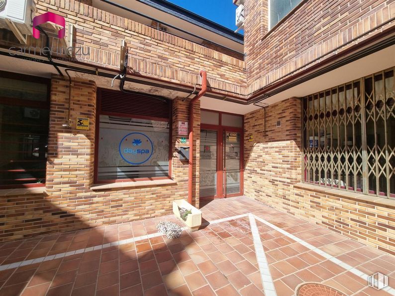 Retail for sale at Calle San Juan de Valdemorillo, Valdemorillo, Madrid, 28210 with building, wood, road surface, brickwork, brick, interior design, flooring, wall, floor and residential area around