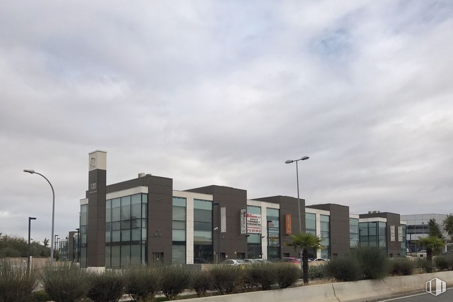 Industrial for sale & for rent at Avenida Madrid, 120 Nave 20, Arganda del Rey, Madrid, 28500 with building, street light, sky, cloud, plant, asphalt, urban design, road surface, residential area and facade around