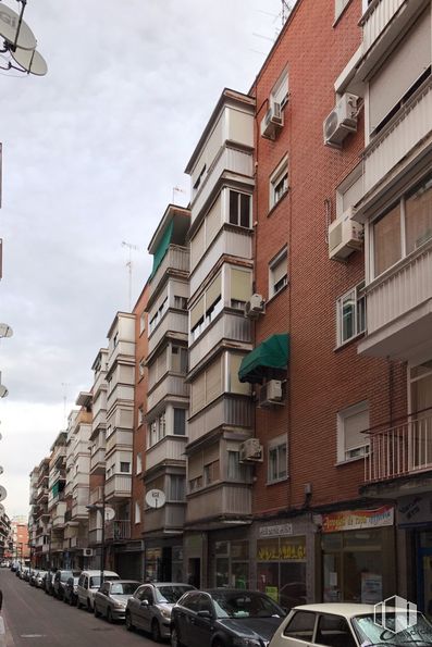 Local en alquiler y venta en Calle Espada, 19, Alcorcón, Madrid, 28921 con coche, vehículo terrestre, edificio, rueda, ventana, neumático, cielo, vehículo, nube y infraestructura alrededor