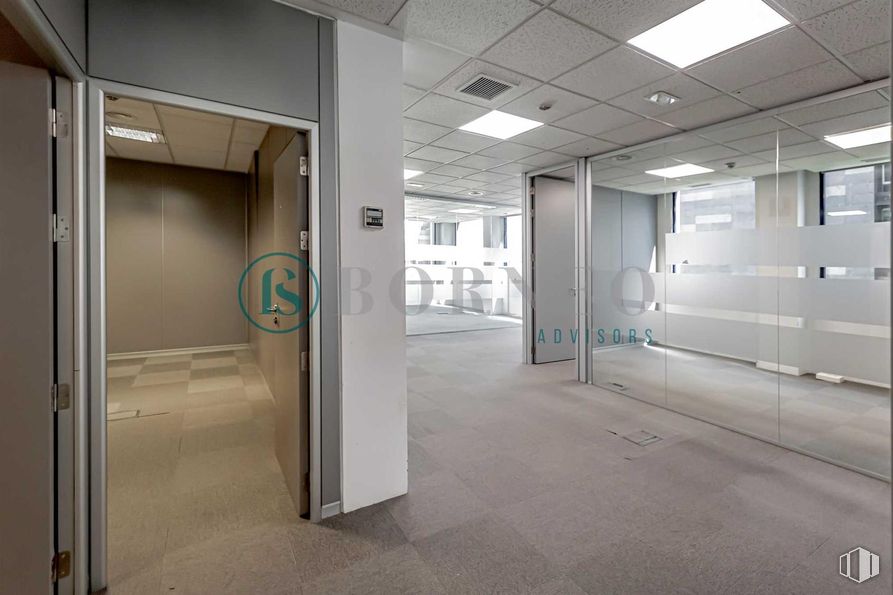 Oficina en alquiler en Edificio Fiteni II, Calle Emilio Vargas, 1, Ciudad Lineal, Madrid, 28043 con edificio, accesorio, puerta, suelos, techo, puerta del vehículo, vidrio, aluminio, hall y metal alrededor