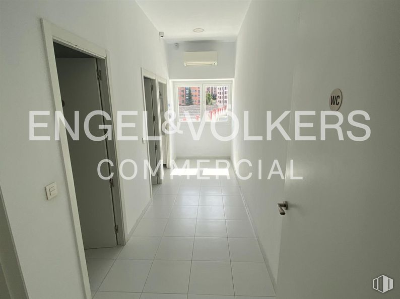 Oficina en alquiler en Calle Julián Camarillo, 38, San Blas - Canillejas, Madrid, 28037 con puerta, edificio, accesorio, fuente, suelos, techo, habitación, aluminio, iluminación natural y marca alrededor