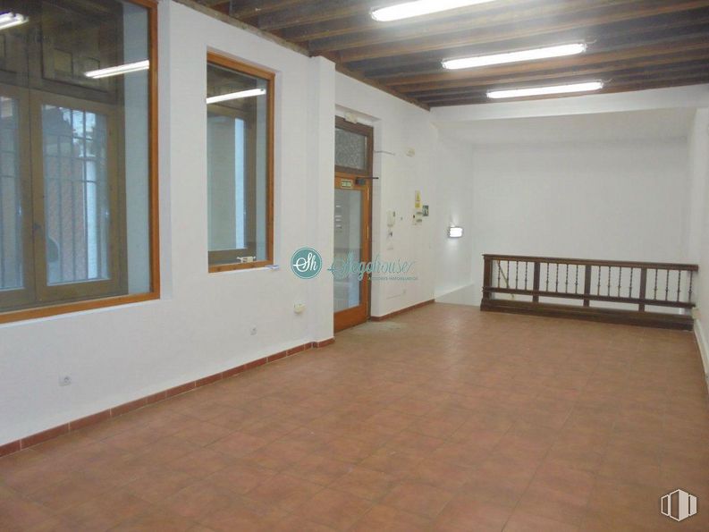 Office for rent at Calle San Frutos, Segovia, 40001 with window, wood, fixture, interior design, flooring, floor, hall, hardwood, ceiling and building around