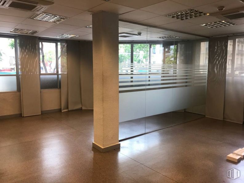 Oficina en alquiler y venta en Calle José Abascal, Chamberí, Madrid, 28003 con accesorio, madera, ventana, entrada, piso, suelo, sombra, edificio, pared y madera dura alrededor