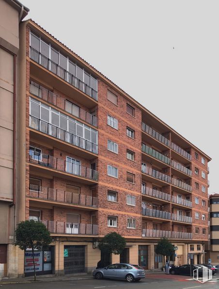 Retail for rent at Calle Coronel del-Rexachl, 10, Segovia, 40004 with car, building, wheel, tire, property, window, sky, vehicle, tower block and urban design around