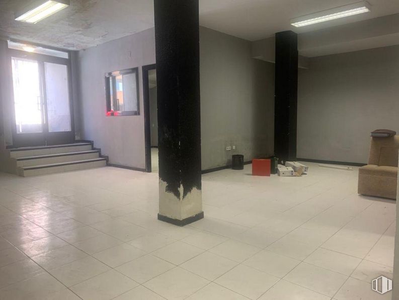 Local en venta en Calle Almendros, 7, Ajalvir, Madrid, 28864 con ventana, alumbrado, mueble, piso, pasillo, accesorio, suelo, suelo de baldosas, techo y columna alrededor