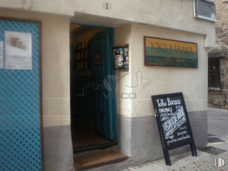 Retail for sale at Casco Histórico, Cuenca, 16001 with window, fixture, handwriting, paint, font, building, gas, facade, art and concrete around