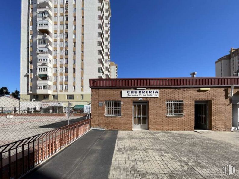 Retail for sale at Calle Río Mimbre, 9, Toledo, 45007 with building, sky, window, skyscraper, wood, urban design, tower block, condominium, neighbourhood and residential area around