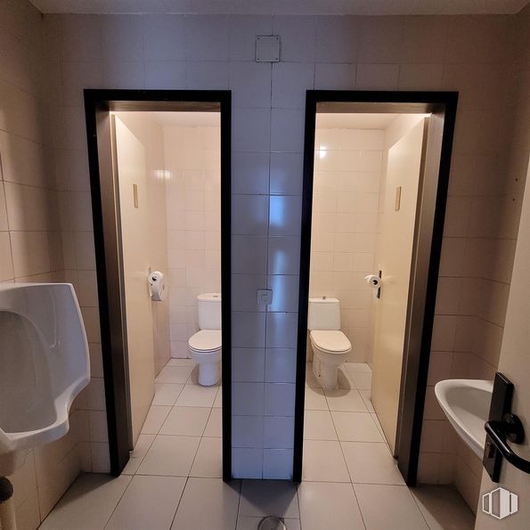 Industrial for sale at Calle María Tubau, Fuencarral - El Pardo, Madrid, 28050 with toilet, flooring, bathroom, floor, interior design, plumbing fixture, plumbing, tile, public toilet and room around