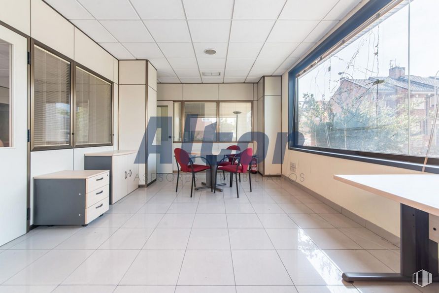 Local en venta en Calle Rocinante, Fuencarral - El Pardo, Madrid, 28034 con silla, mesa, mueble, edificio, interiorismo, arquitectura, madera, suelos, suelo y hall alrededor