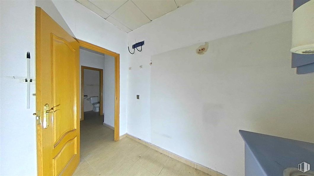 Local en venta en Calle Campo, Villaviciosa de Odón, Madrid, 28670 con pared, suelos, suelo, madera, amarillo, puerta, habitación, techo, manija de la puerta y puerta de casa alrededor