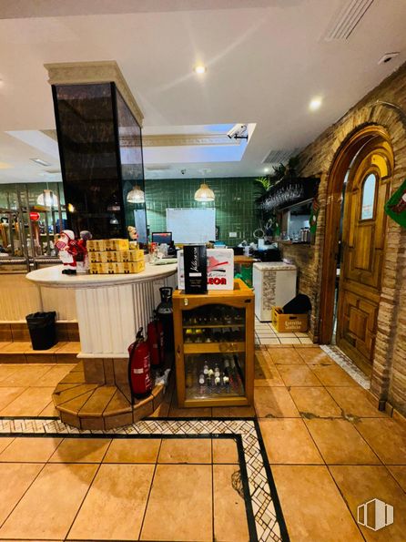 Retail for rent at Zona Centro, Getafe, Madrid, 28902 with flooring, floor, restaurant, varnish, wood stain, tile, shelf, light fixture and houseplant around