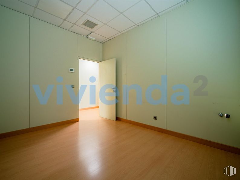 Oficina en venta en Zona San Blas, San Blas - Canillejas, Madrid, 28037 con suelos, suelo, interiorismo, techo, habitación, vidrio, apartamento, suelos de madera, tinte para madera y madera dura alrededor