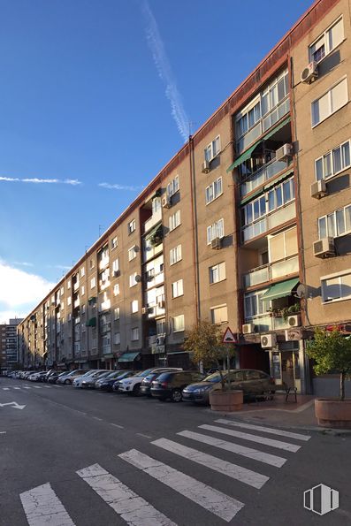 Local en alquiler y venta en Calle La Coruña, 11, Alcalá de Henares, Madrid, 28804 con edificio, ventana, cielo, nube, propiedad, coche, diseño urbano, superficie de carretera, luz de la calle y barrio alrededor