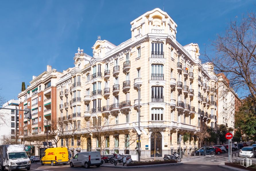 Retail for rent at Calle José Ortega y Gasset, Salamanca, Madrid, 28006 with building, van, car, facade, apartment, metropolitan area, condominium, mixed-use, metropolis and family car around