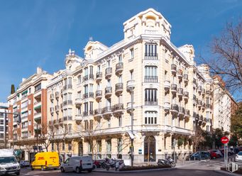 Retail for rent at Calle José Ortega y Gasset, Salamanca, Madrid, 28006 with building, van, car, facade, apartment, metropolitan area, condominium, mixed-use, metropolis and family car around