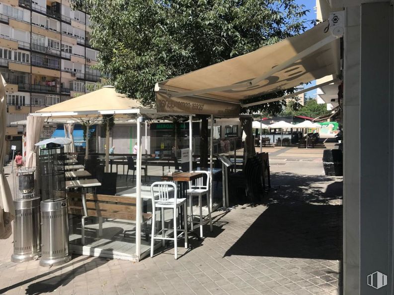 Retail for rent at Avenida Donostiarra, 12, Ciudad Lineal, Madrid, 28027 with building, chair, shade, architecture, tent, window, public space, tree, city and road surface around