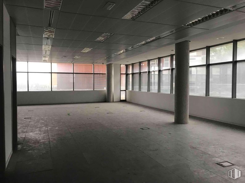 Oficina en alquiler en Zona Alcobendas, Alcobendas, Madrid, 28100 con accesorio, edificio, ventana, hall, suelo, suelos, vidrio, techo, material compuesto y hormigón alrededor