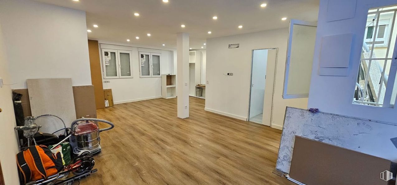 Local en venta en Calle Risco de Peloche, Puente de Vallecas, Madrid, 28038 con ventana, puerta, madera, suelos, interiorismo, suelo, accesorio, hall, edificio y tinte para madera alrededor