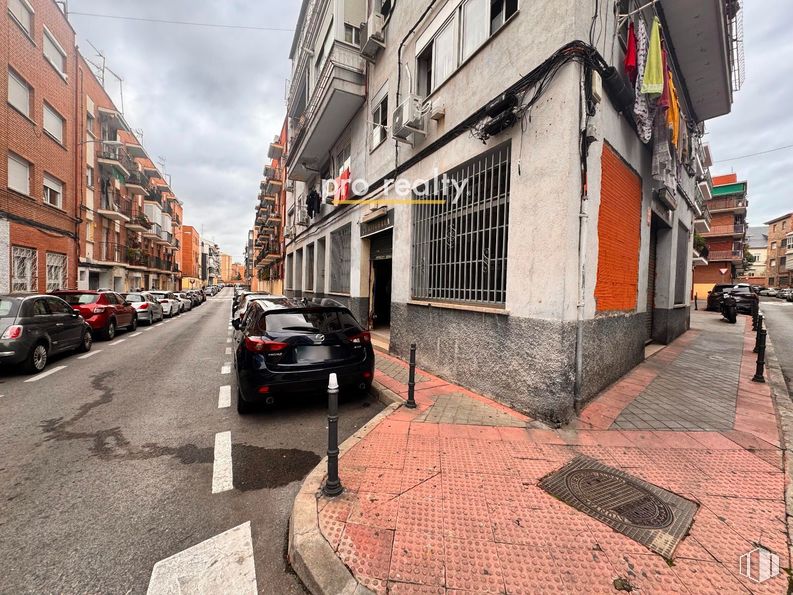 Retail for sale at Calle Carlos Heredero, Carabanchel, Madrid, 28025 with car, land vehicle, vehicle, mode of transport, building, motor vehicle, window, tire, wheel and automotive lighting around