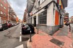 Retail for sale at Calle Carlos Heredero, Carabanchel, Madrid, 28025 with car, land vehicle, vehicle, mode of transport, building, motor vehicle, window, tire, wheel and automotive lighting around