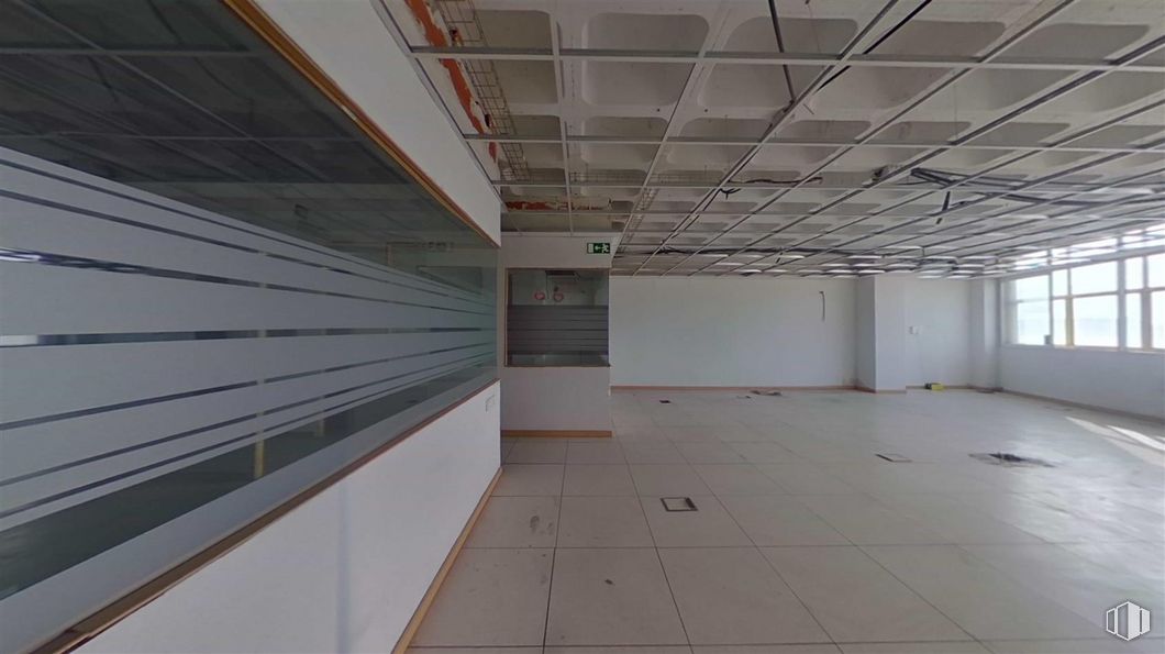 Office for sale at Avenida Democracia, Puente de Vallecas, Madrid, 28031 with window, building, hall, fixture, wood, flooring, floor, ceiling, composite material and glass around